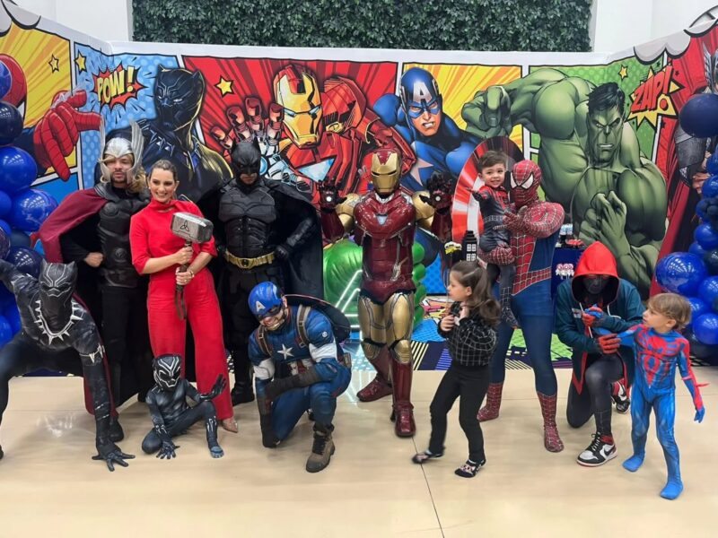 Equipe de personagens da Festolândia reunida em uma festa infantil em São Paulo