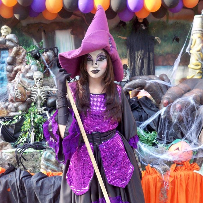Personagem de bruxa em festa de Halloween em São Paulo