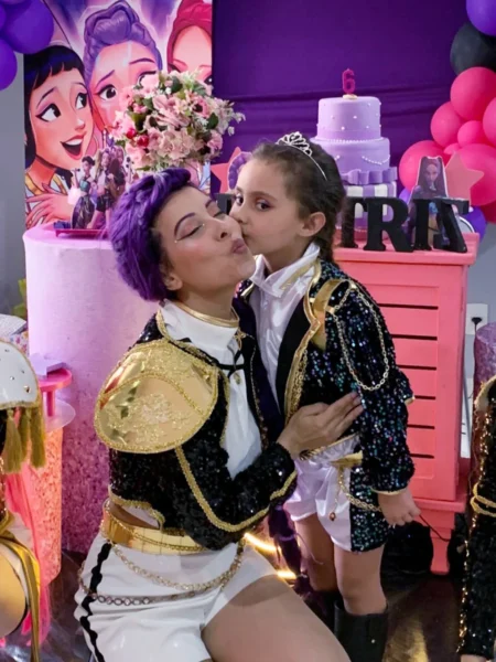 Guerreiras do Kpop com a aniversariante em festa infantil