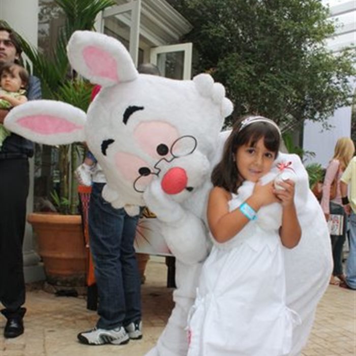 Coelho da Páscoa com criança em evento de Páscoa em São Paulo